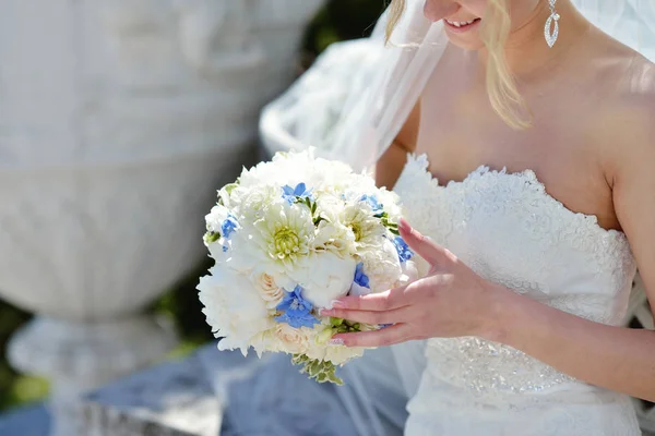 Belleza novia en vestido de novia con ramo y velo de encaje en la naturaleza —  Fotos de Stock