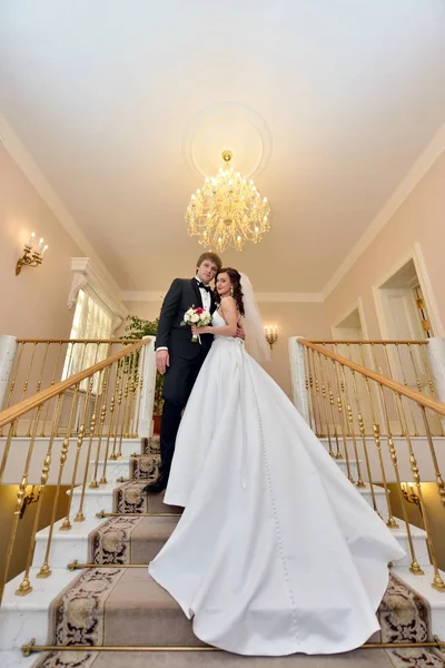 Casamento casal dentro de casa está abraçando uns aos outros — Fotografia de Stock