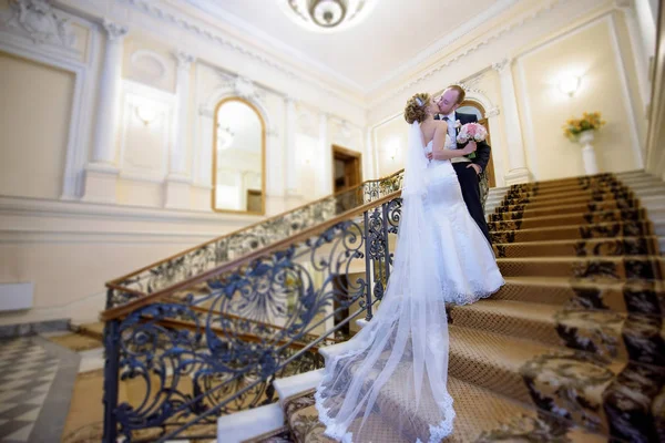 Casamento casal dentro de casa está abraçando uns aos outros — Fotografia de Stock