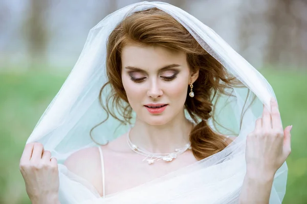 Primer plano novia rubia con peinado de boda de moda y maquillaje —  Fotos de Stock