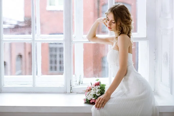 メイクとファッションの白いウェディング ドレスで花嫁をブルネット — ストック写真