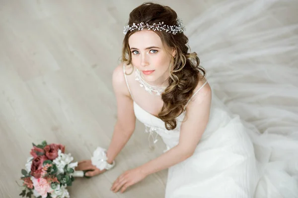 Брюнетка наречену в моди біле Весільне плаття з макіяж — стокове фото