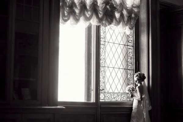 Mariée beauté en robe de mariée avec bouquet et voile de dentelle à l'intérieur — Photo