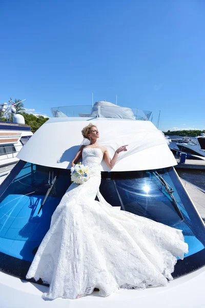 Belleza novia en vestido de novia con ramo y velo de encaje en la naturaleza — Foto de Stock