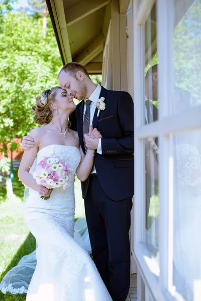 Casamento casal na natureza está abraçando uns aos outros — Fotografia de Stock