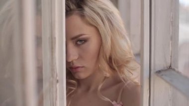 Studio pencere yakınındaki iç çamaşırı poz güzel sarışın kadın 