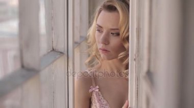 Studio pencere yakınındaki iç çamaşırı poz güzel sarışın kadın 