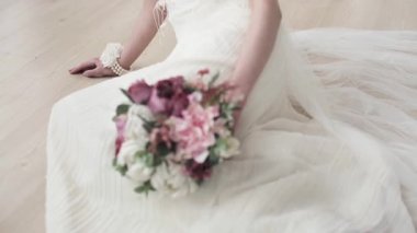 güzel genç kadın gelin buket çiçek studio poz ile