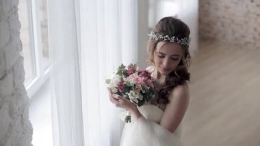 güzel genç kadın gelin buket çiçek studio poz ile