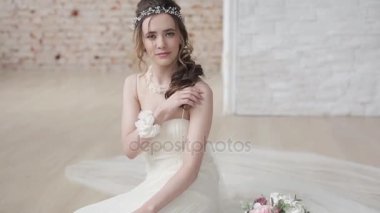 güzel genç kadın gelin buket çiçek studio poz ile