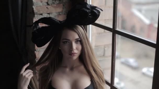 Jonge Mooie Model Poseren Studio Lingerie Met Zwarte Strik Hoofd — Stockvideo