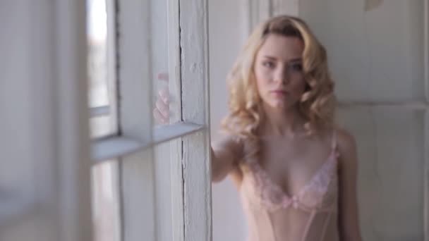 Vacker Blond Kvinna Poserar Studio Underkläder Nära Fönster — Stockvideo