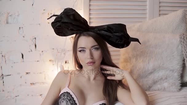 Sexy Mulher Modelo Posando Estúdio Lingerie Com Arco Cabeça — Vídeo de Stock