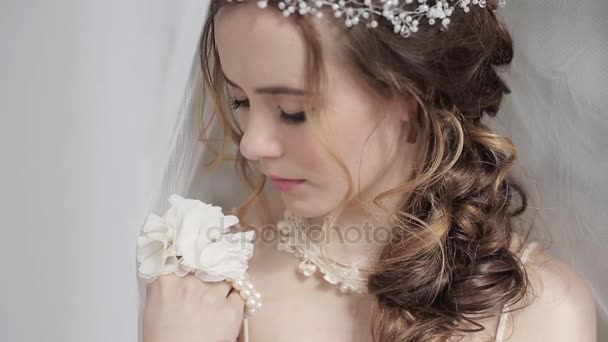 gyönyörű menyasszony, esküvői ruha stúdió pózol 