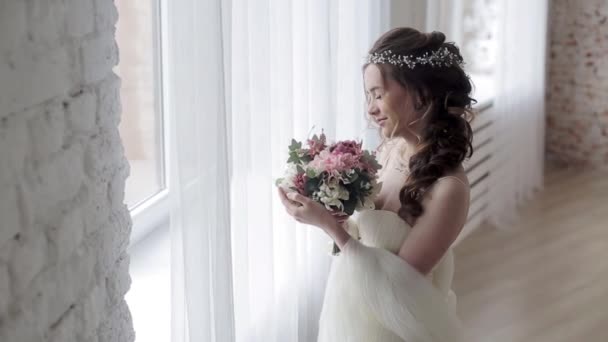 Bella Giovane Donna Sposa Con Mazzo Fiori Posa Studio — Video Stock