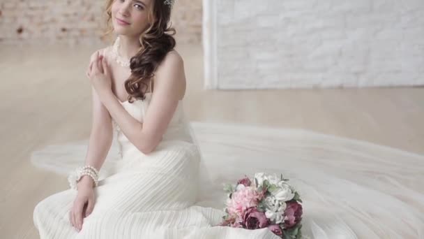 Красивая Молодая Женщина Невеста Букет Цветов Позирует Студии — стоковое видео