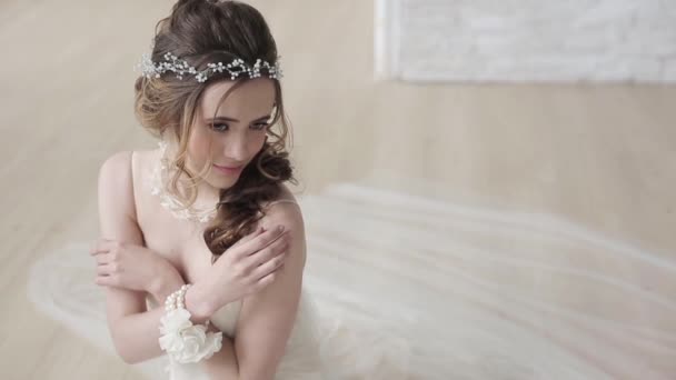 krásná mladá nevěsta v nádherných svatebních šatech