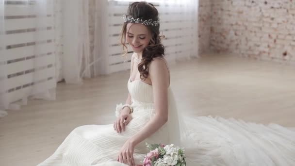 Bela Noiva Jovem Com Buquê Flores Posando Estúdio — Vídeo de Stock
