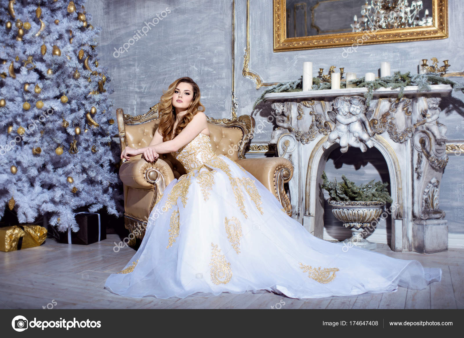 Mariée beauté en robe de mariée dorée à l\u0027intérieur