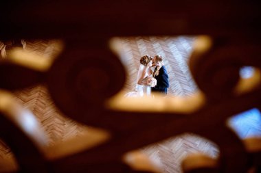 Evlilik çift kapalı birbirlerine sarılıyor