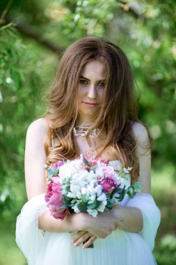 Moda beyaz gelinlik makyaj ile esmer gelin