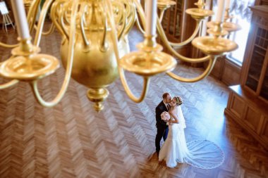 Evlilik çift kapalı birbirlerine sarılıyor