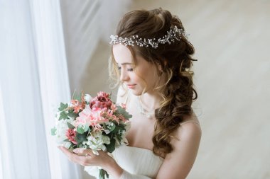 Moda beyaz gelinlik makyaj ile esmer gelin