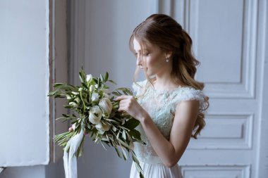 Kokulu kapalı gelinlik elbisesi içinde güzellik gelin