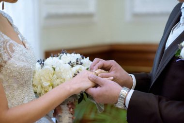 Güzellik gelin ve yakışıklı damat giyiyor birbirlerine yüzük