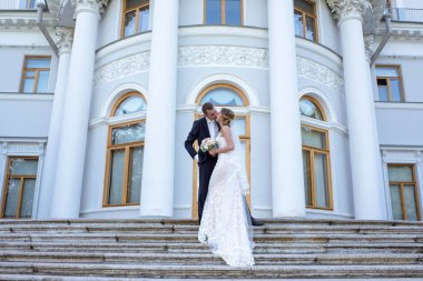 Evlilik çift niteliğine birbirlerine sarılıyor