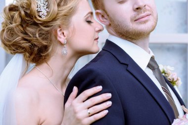 Evlilik çift niteliğine birbirlerine sarılıyor