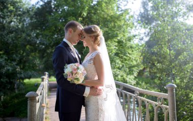 Evlilik çift niteliğine birbirlerine sarılıyor