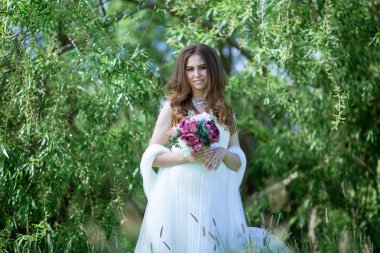 Moda beyaz gelinlik makyaj ile esmer gelin