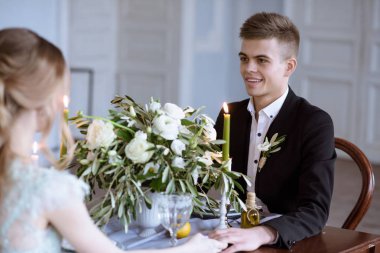 Restoranda güzel düğün çifti