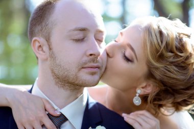 Evlilik çift niteliğine birbirlerine sarılıyor