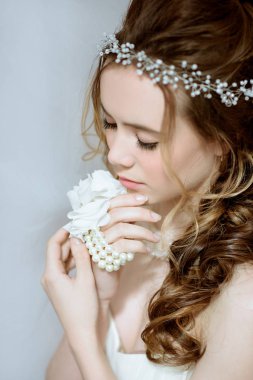 Moda beyaz gelinlik makyaj ile esmer gelin