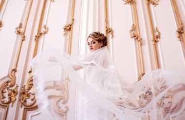 Dantel örtü kapalı ile gelinlik elbisesi içinde güzellik gelin