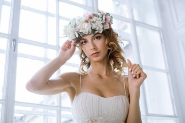 Moda beyaz gelinlik makyaj ile esmer gelin