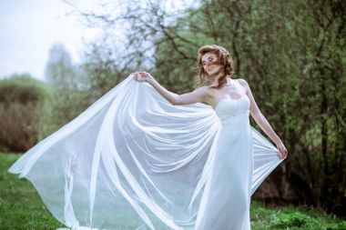 Moda beyaz gelinlik makyaj ile sarı gelin