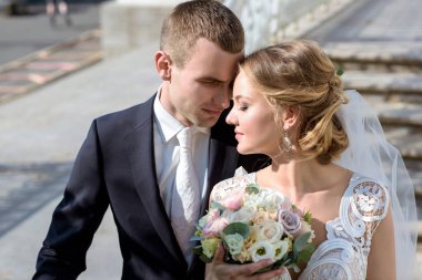 Evlilik çift niteliğine birbirlerine sarılıyor