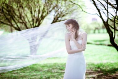 Moda beyaz gelinlik makyaj ile sarı gelin