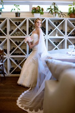 Güzellik gelin buketi ve dantel örtü kapalı ile gelin elbise