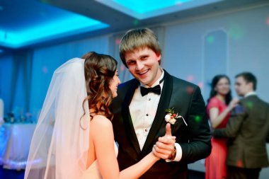 Çift restoranda düğün dans ediyor