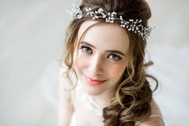 Tatlı esmer Gelin Moda düğün saç ve makyaj