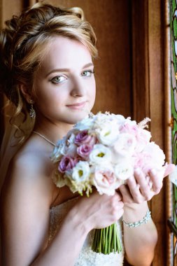 Güzellik gelin buketi ve dantel örtü kapalı ile gelin elbise