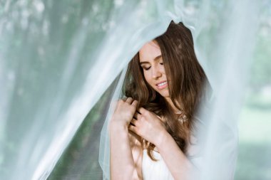 Moda beyaz gelinlik makyaj ile esmer gelin