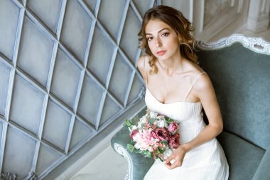 Moda beyaz gelinlik makyaj ile esmer gelin