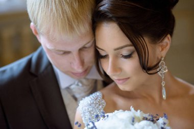 Evlilik çift kapalı birbirlerine sarılıyor