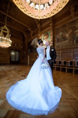 Evlilik çift kapalı birbirlerine sarılıyor