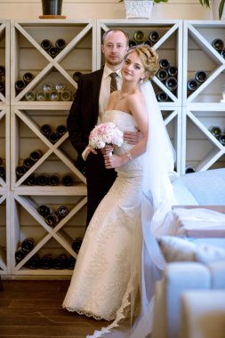 Evlilik çift kapalı birbirlerine sarılıyor